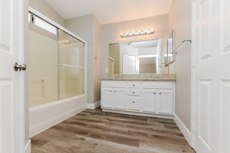3,360/Mo, 9127 Jewel Crystal Ct Las Vegas, NV 89129 Main Bathroom View
