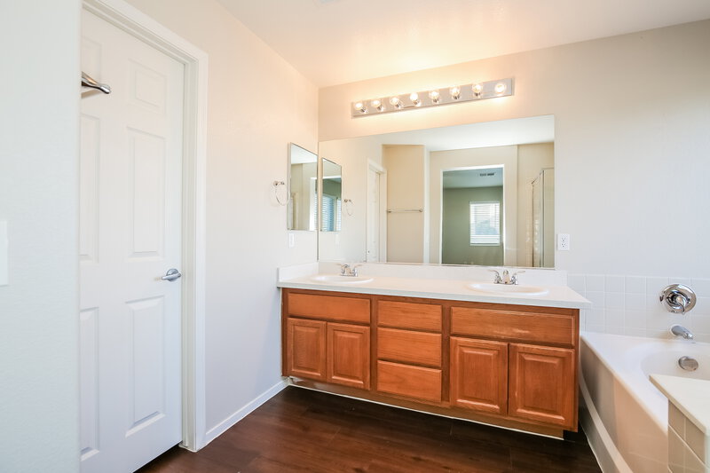 1,970/Mo, 1238 Appaloosa Hills Avenue North Las Vegas, NV 89081 Main Bathroom View