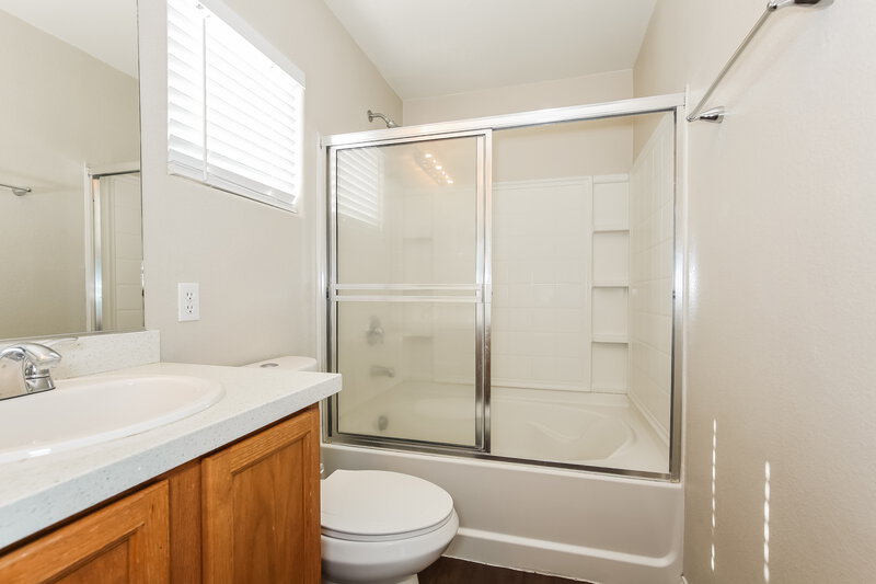 2,020/Mo, 6436 Butterfly Sky Street North Las Vegas, NV 89084 Main Bathroom View 2
