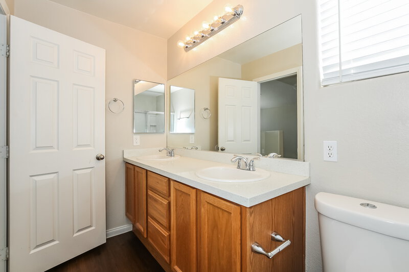 2,020/Mo, 6436 Butterfly Sky Street North Las Vegas, NV 89084 Main Bathroom View 3