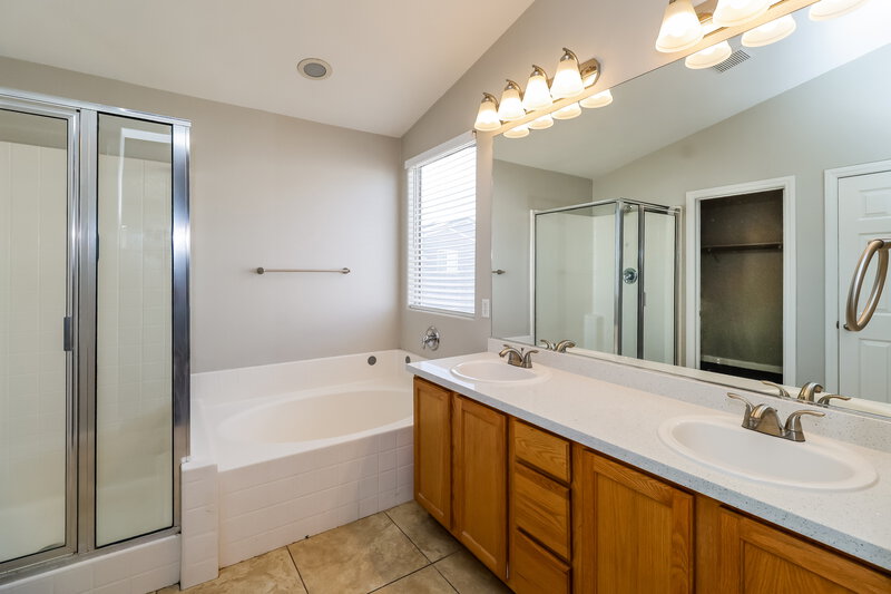 1,895/Mo, 5023 Sagelyn Street Las Vegas, NV 89122 Main Bathroom View