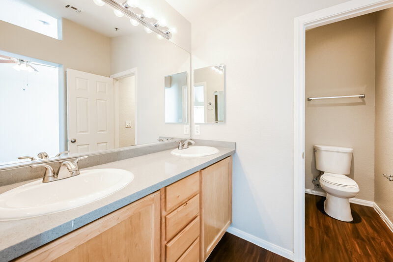 1,870/Mo, 6417 Pine Willows Court North Las Vegas, NV 89084 Main Bathroom View