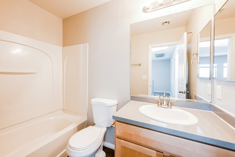 1,870/Mo, 6417 Pine Willows Court North Las Vegas, NV 89084 Bathroom View 2