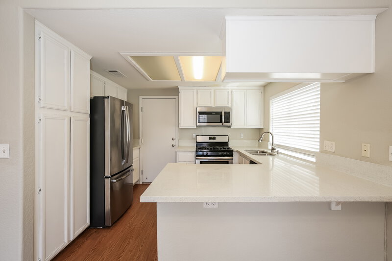 1,990/Mo, 4705 Wild Oak Way North Las Vegas, NV 89031 Kitchen View