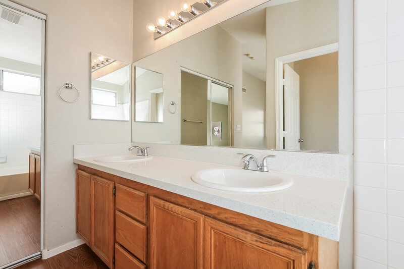 1,990/Mo, 4705 Wild Oak Way North Las Vegas, NV 89031 Main Bathroom View