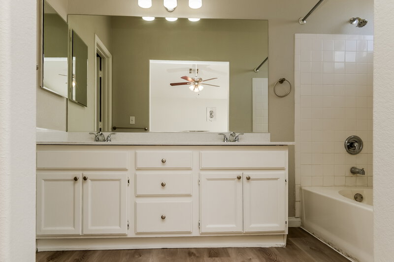 2,120/Mo, 9009 Ballad Avenue Las Vegas, NV 89129 Main Bathroom View