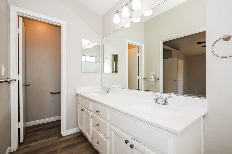 2,090/Mo, 9009 Ballad Avenue Las Vegas, NV 89129 Main Bathroom View