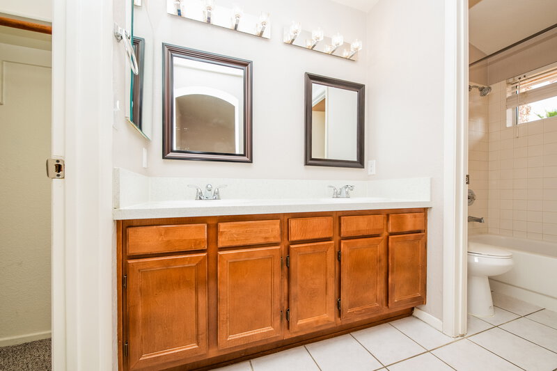 1,930/Mo, 5028 Monte Del Sol Ln North Las Vegas, NV 89031 Main Bathroom View