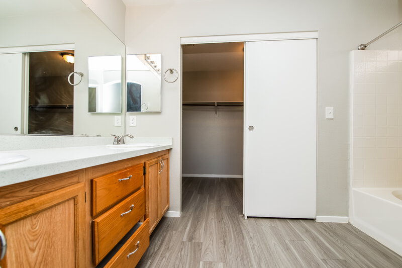 2,140/Mo, 206 Honey Locust Drive North Las Vegas, NV 89031 Main Bathroom View
