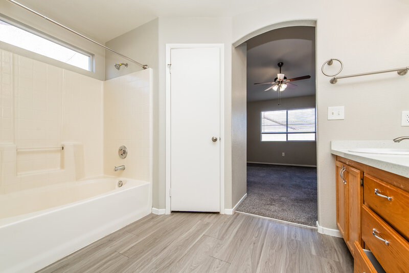2,140/Mo, 206 Honey Locust Drive North Las Vegas, NV 89031 Main Bathroom View 2
