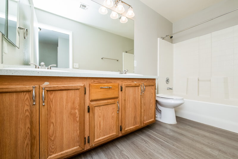 2,140/Mo, 206 Honey Locust Drive North Las Vegas, NV 89031 Bathroom View
