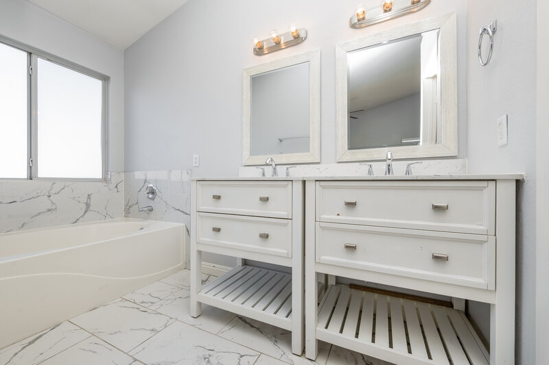 2,150/Mo, 704 Colonnade Row Dr North Las Vegas, NV 89032 Main Bathroom View