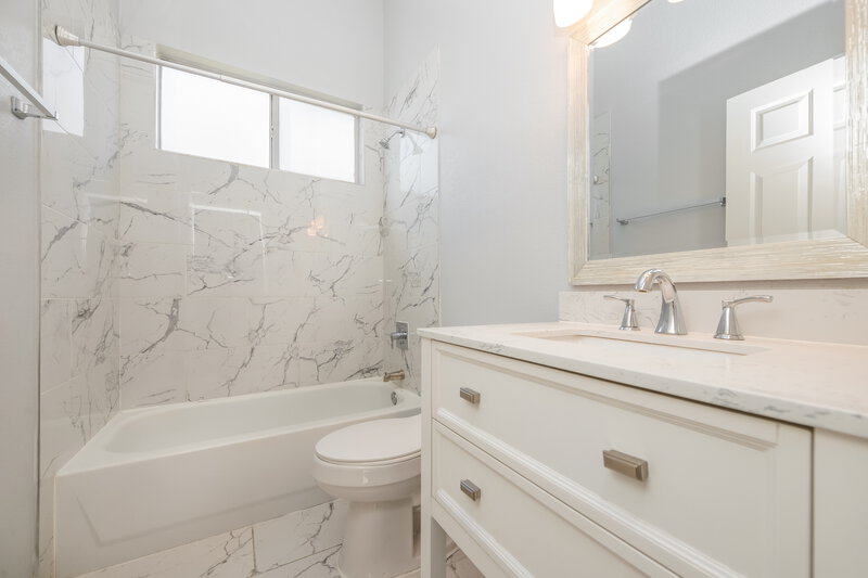 2,150/Mo, 704 Colonnade Row Dr North Las Vegas, NV 89032 Bathroom View