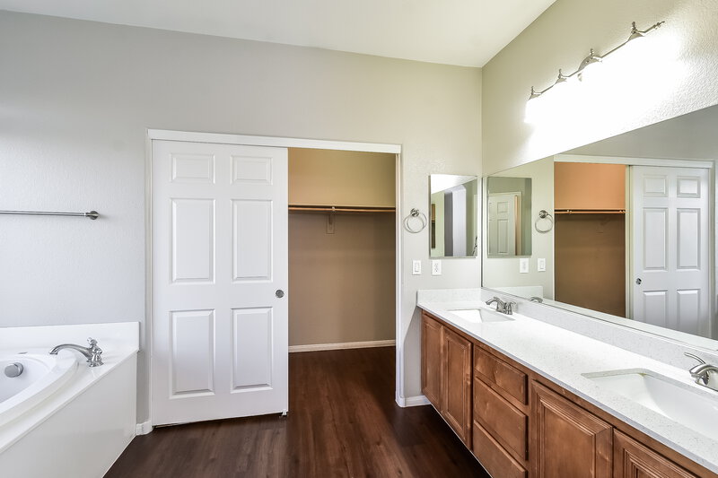 2,315/Mo, 324 Point Loma Avenue North Las Vegas, NV 89031 Main Bathroom View