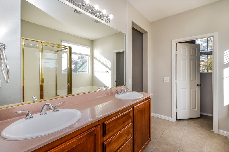 3,040/Mo, 4327 Hera Temple Avenue North Las Vegas, NV 89031 Main Bathroom View