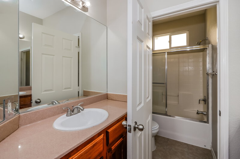 3,040/Mo, 4327 Hera Temple Avenue North Las Vegas, NV 89031 Bathroom View