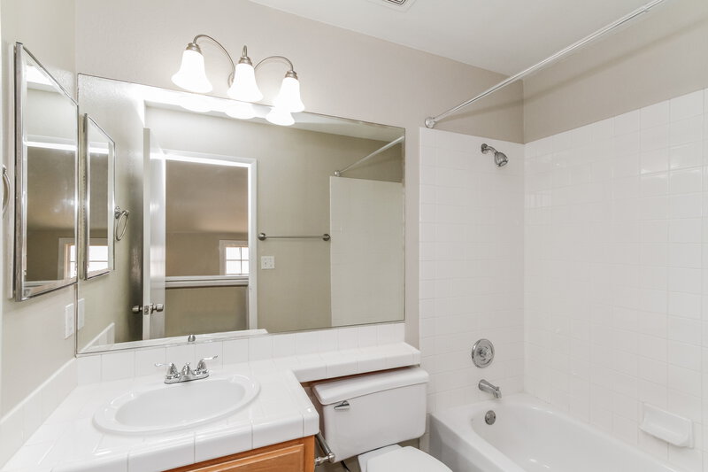 1,850/Mo, 1838 La Villa Drive North Las Vegas, NV 89031 Bathroom View