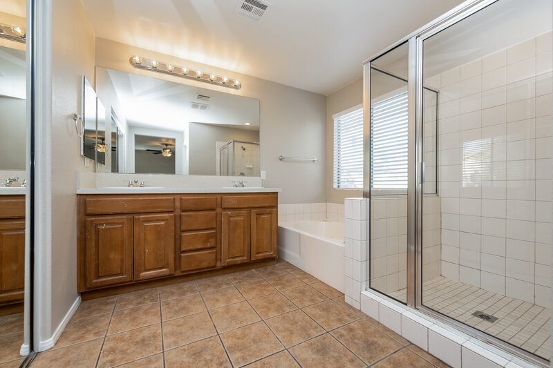 1,865/Mo, 1848 Arrow Stone Ct North Las Vegas, NV 89031 Main Bathroom View