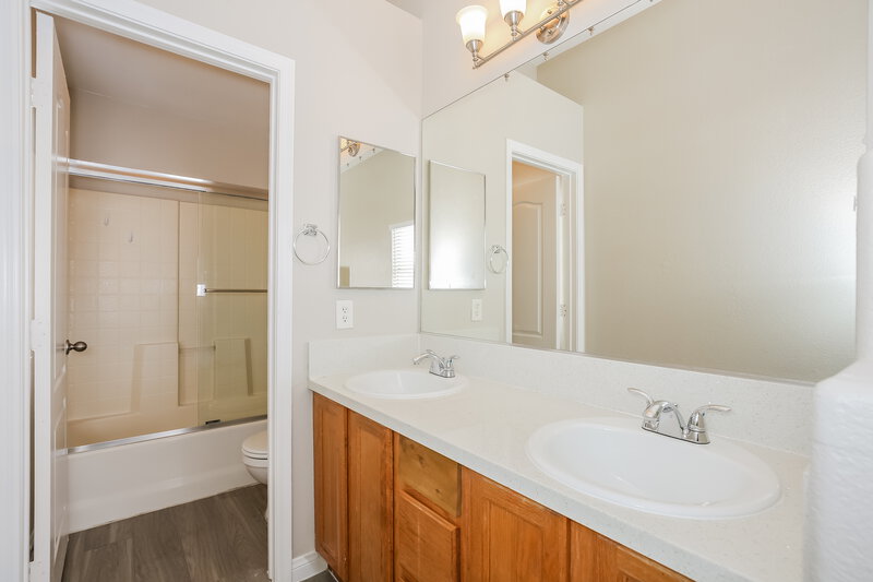 1,985/Mo, 3219 Panamint Ct North Las Vegas, NV 89032 Main Bathroom View 2