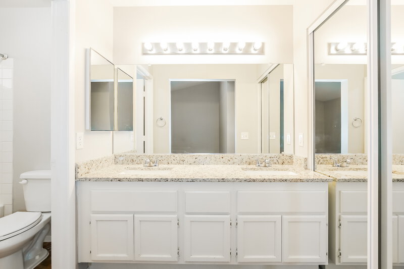 0/Mo, 1621 Running Creek Drive North Las Vegas, NV 89031 Main Bathroom View