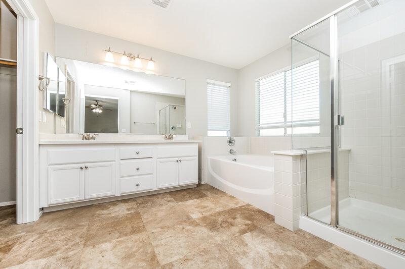 2,070/Mo, 6231 Blushing Willow St North Las Vegas, NV 89081 Main Bathroom View