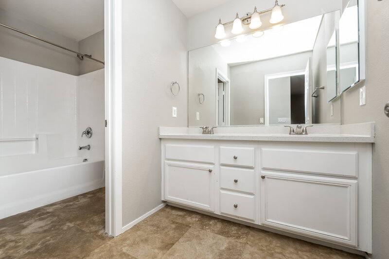 2,070/Mo, 6231 Blushing Willow St North Las Vegas, NV 89081 Bathroom View
