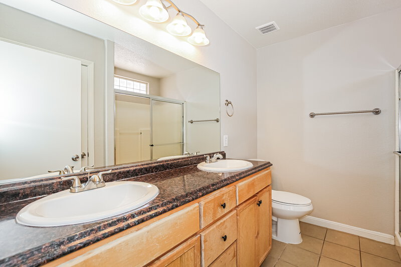 1,840/Mo, 504 Stonehurst Dr North Las Vegas, NV 89031 Main Bathroom View
