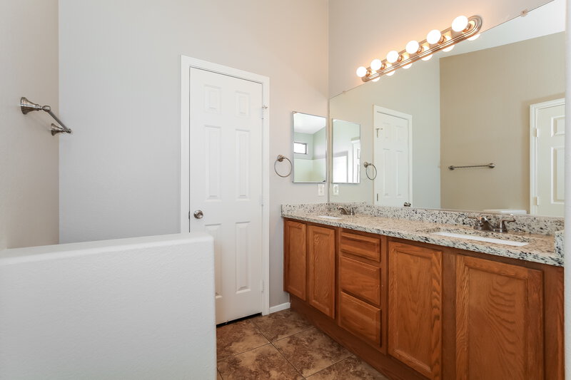 2,070/Mo, 5936 Crestmont Dr North Las Vegas, NV 89031 Main Bathroom View
