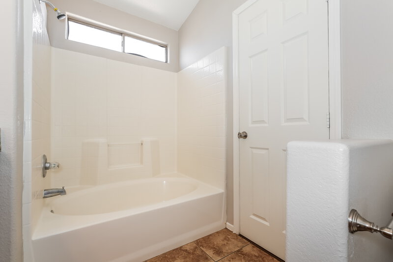 2,070/Mo, 5936 Crestmont Dr North Las Vegas, NV 89031 Main Bathroom View 2