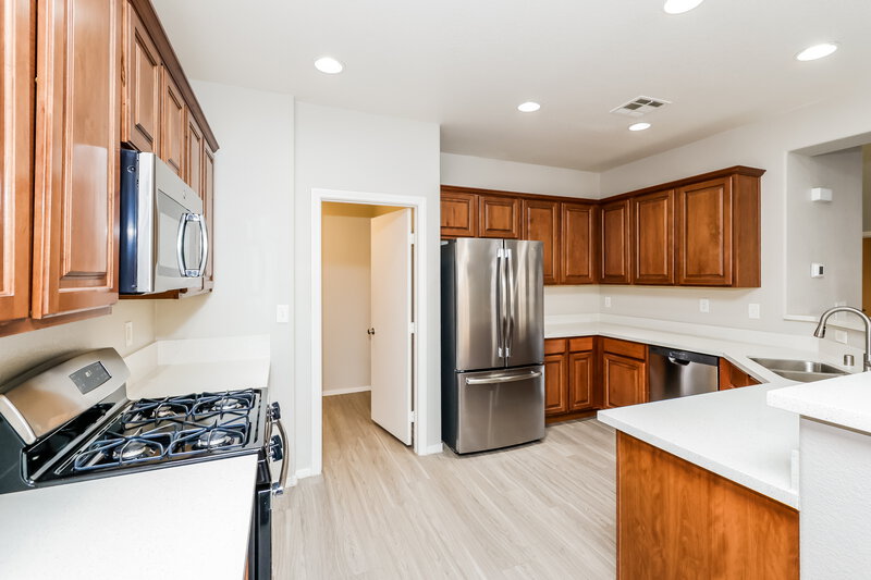2,050/Mo, 328 Fox Blitz Ave North Las Vegas, NV 89031 Kitchen View