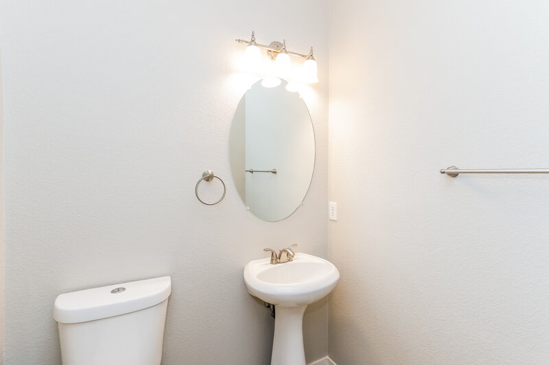 2,050/Mo, 328 Fox Blitz Ave North Las Vegas, NV 89031 Bathroom View 2