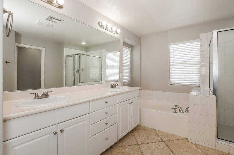 2,195/Mo, 1857 Bayhurst Ave North Las Vegas, NV 89031 Main Bathroom View
