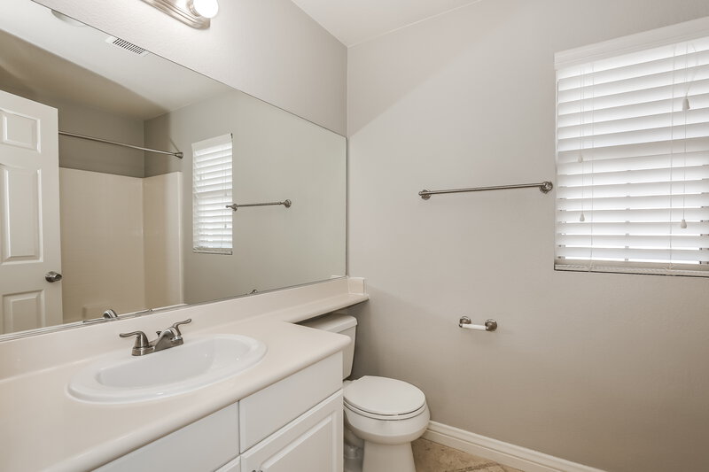 2,195/Mo, 1857 Bayhurst Ave North Las Vegas, NV 89031 Bathroom View 2