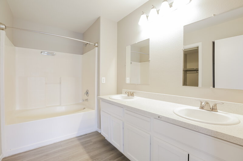 2,125/Mo, 6024 Gum Springs St North Las Vegas, NV 89081 Main Bathroom View
