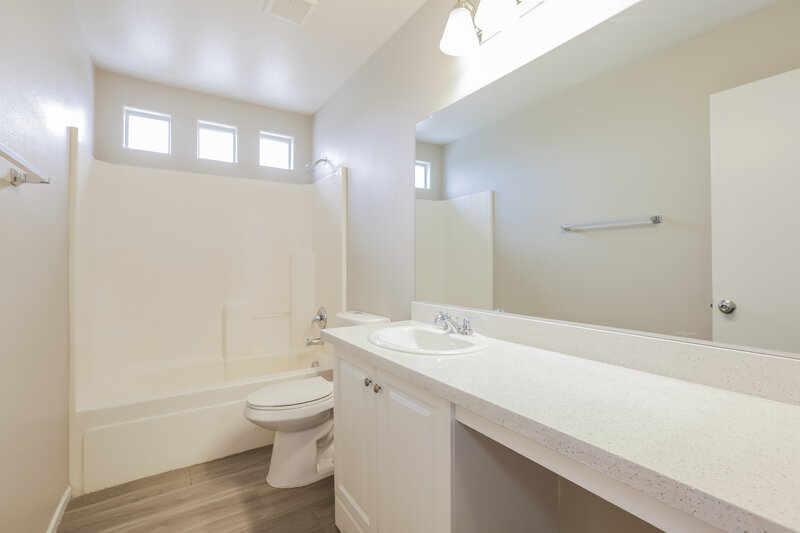 2,125/Mo, 6024 Gum Springs St North Las Vegas, NV 89081 Bathroom View