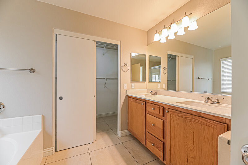 2,050/Mo, 3370 Wasatch Cedars St Las Vegas, NV 89122 Main Bathroom View