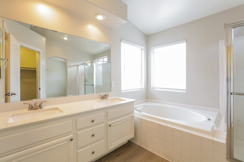 2,410/Mo, 541 Vantage Ave Henderson, NV 89002 Main Bathroom View