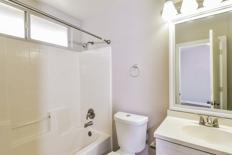 1,820/Mo, 5533 Soft Whispers St North Las Vegas, NV 89031 Main Bathroom View