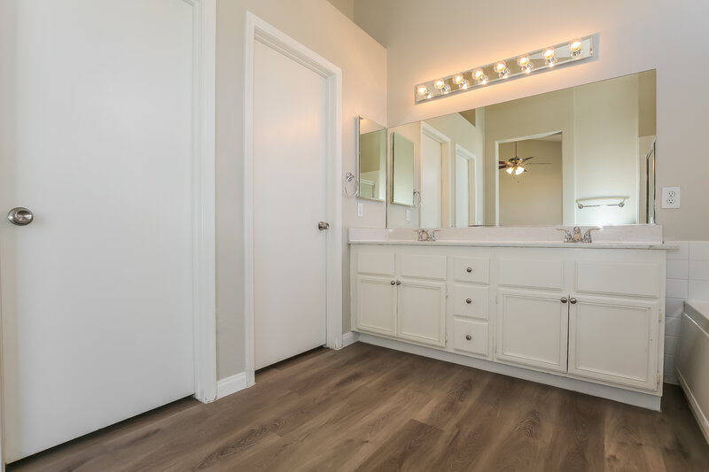2,270/Mo, 1690 Rushing River Rd North Las Vegas, NV 89031 Main Bathroom View