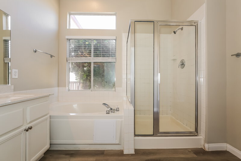 2,270/Mo, 1690 Rushing River Rd North Las Vegas, NV 89031 Main Bathroom View 2