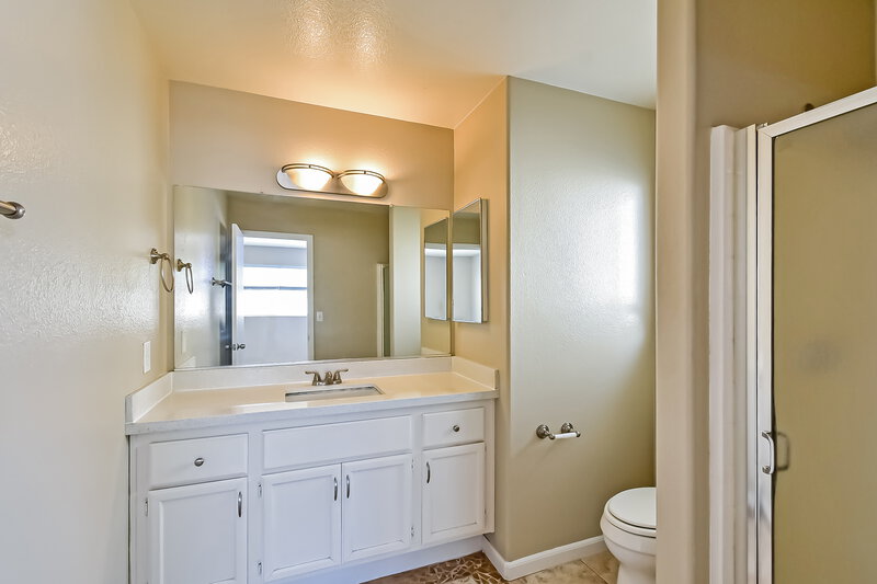 2,270/Mo, 2306 Hollow Oak Avenue North Las Vegas, NV 89031 Main Bathroom View