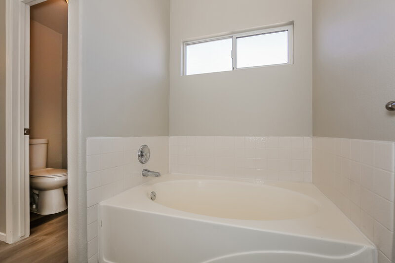 2,110/Mo, 5240 Coleman St North Las Vegas, NV 89031 Main Bathroom View
