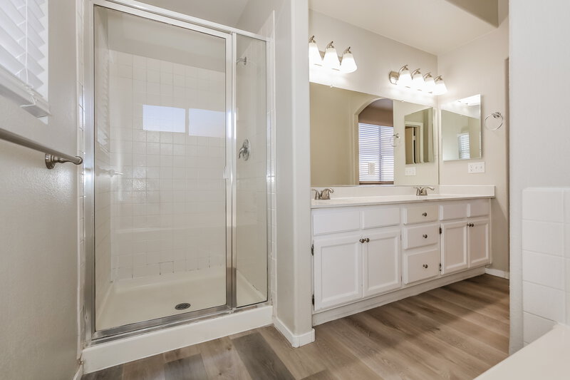 2,110/Mo, 5240 Coleman St North Las Vegas, NV 89031 Main Bathroom View 2