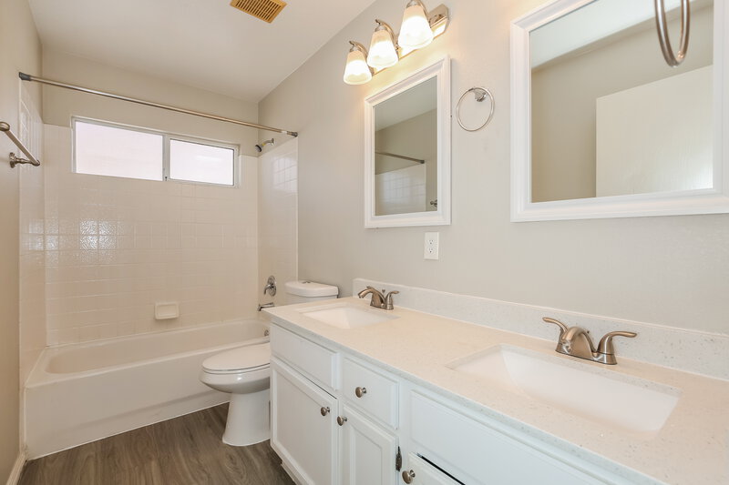 2,110/Mo, 5240 Coleman St North Las Vegas, NV 89031 Bathroom View