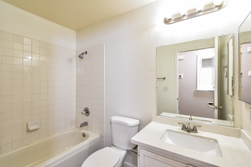 1,920/Mo, 534 Rancho Del Norte Dr North Las Vegas, NV 89031 Primary Bathroom View