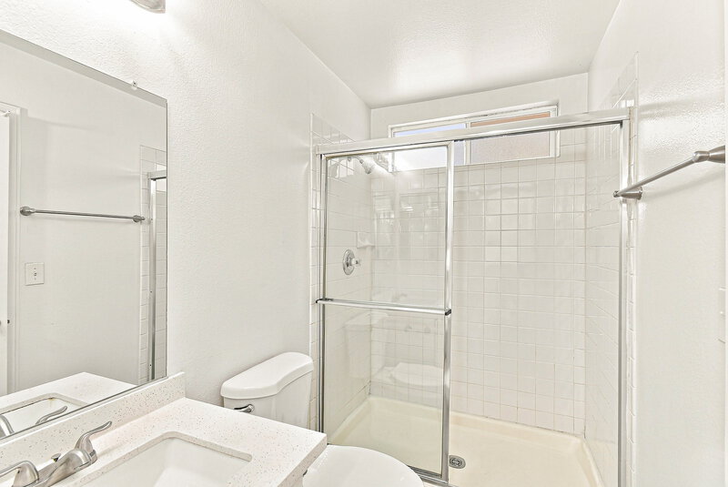 1,940/Mo, 534 Rancho Del Norte Dr North Las Vegas, NV 89031 Primary Bathroom View