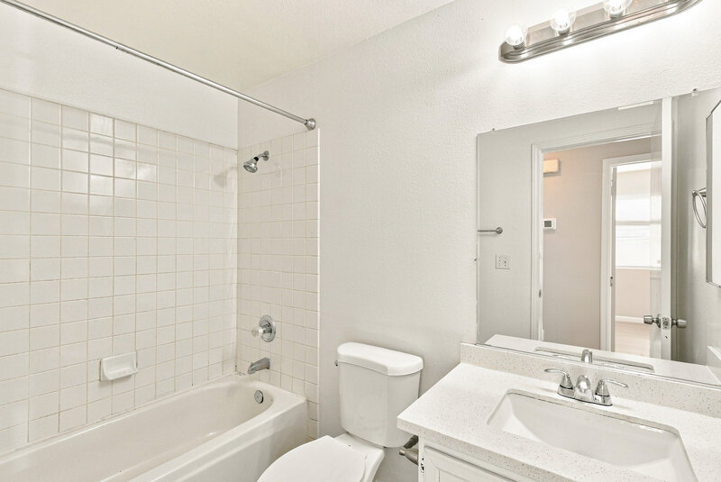 1,940/Mo, 534 Rancho Del Norte Dr North Las Vegas, NV 89031 Bathroom View