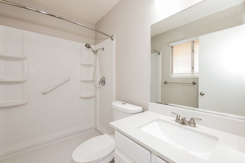 2,165/Mo, 123 Hexham Dr Henderson, NV 89015 Main Bathroom View