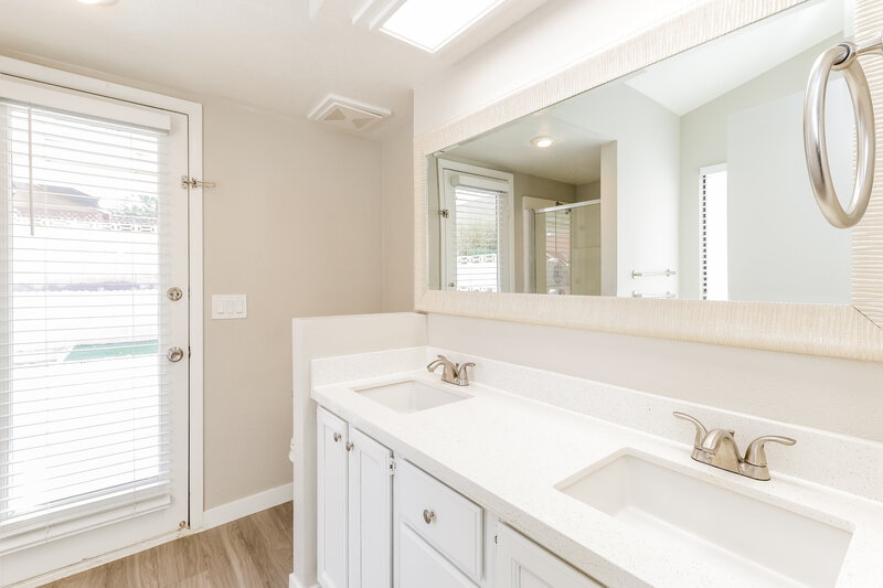 2,215/Mo, 141 Emden Dr Henderson, NV 89015 Main Bathroom View