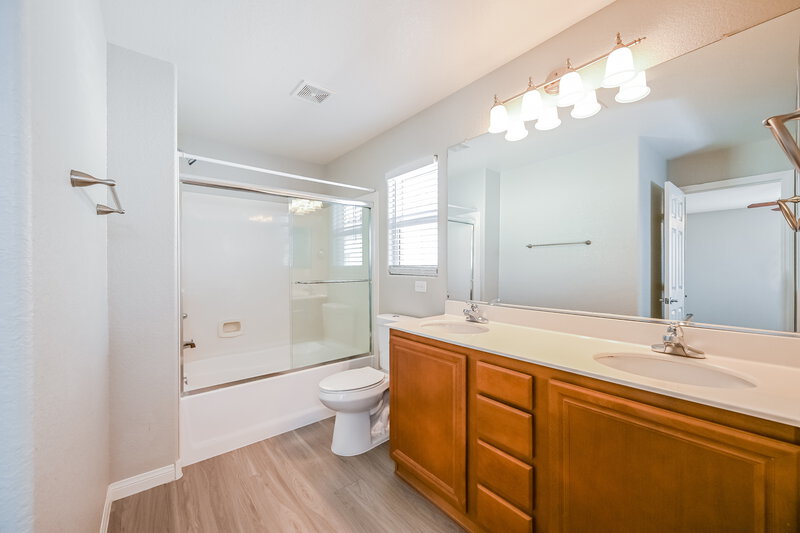 2,170/Mo, 40 Desert Palm Dr Las Vegas, NV 89183 Main Bathroom View